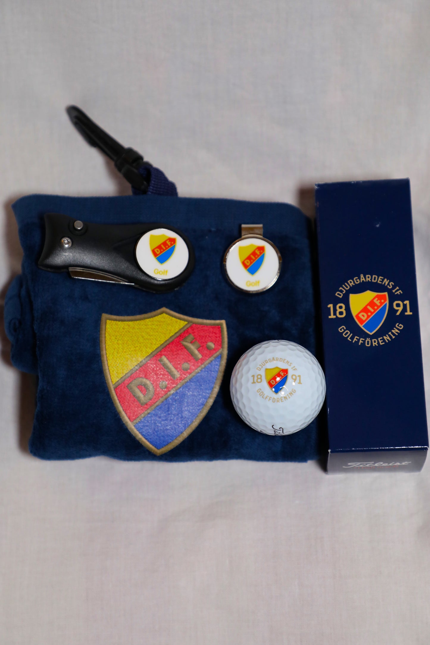 Presentpaket - Handduk, Hat-clip, Greenlagare och 3x Titleist Tour Soft-bollar